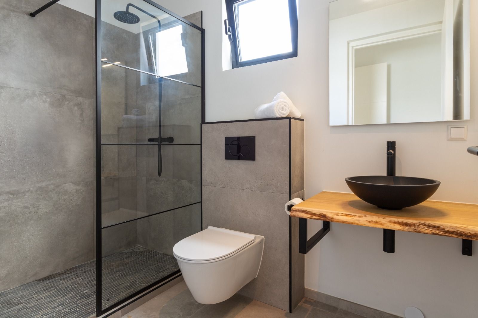 Badkamer met regendouche in mat zwart