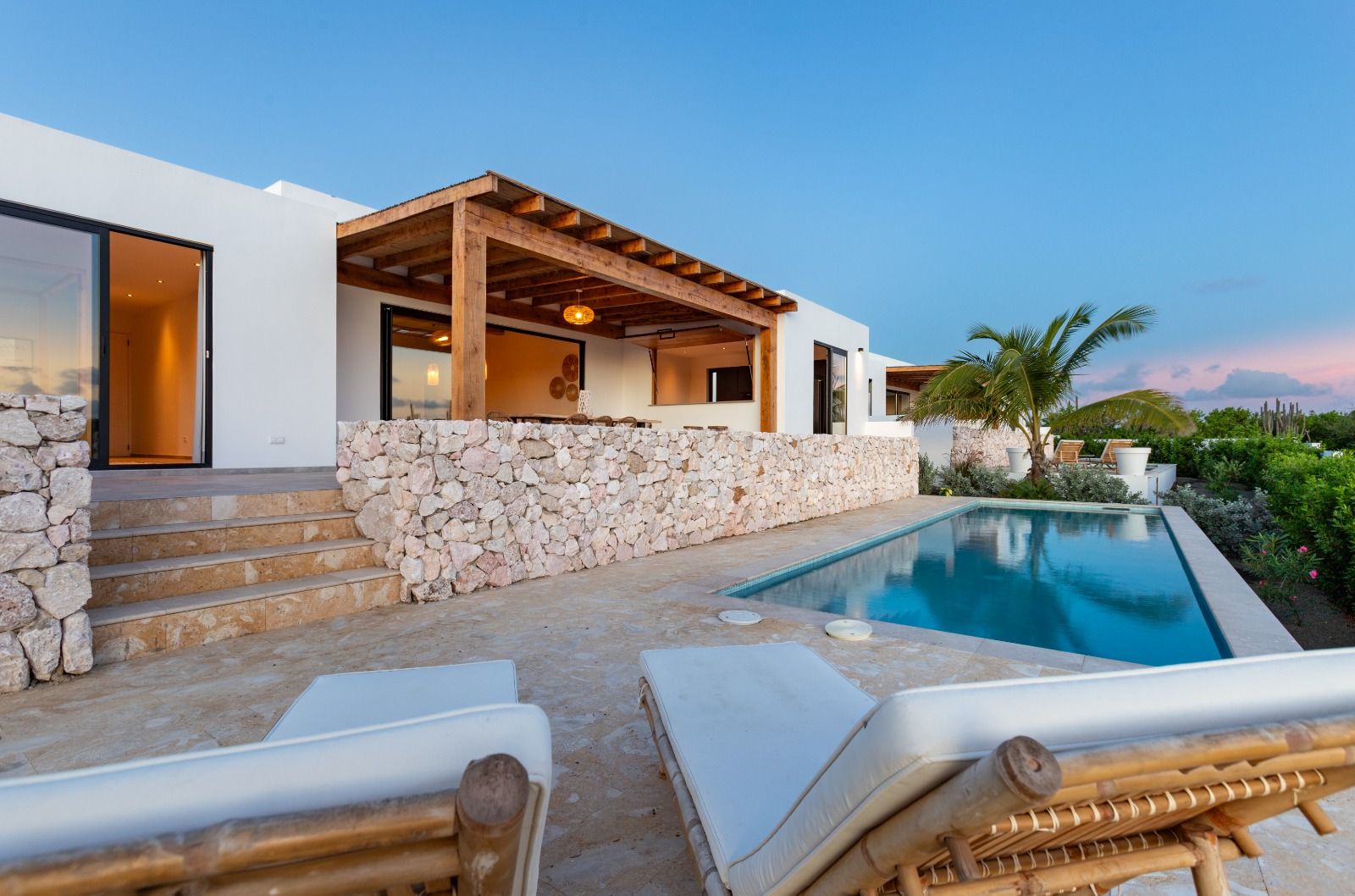 Pooldeck met pergola en ligbedden