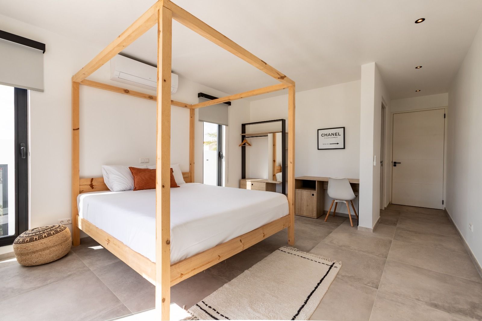 Slaapkamer met houten hemelbed