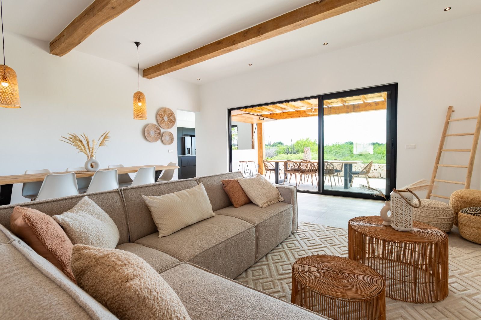Ruime woonkamer met designbank en open plan