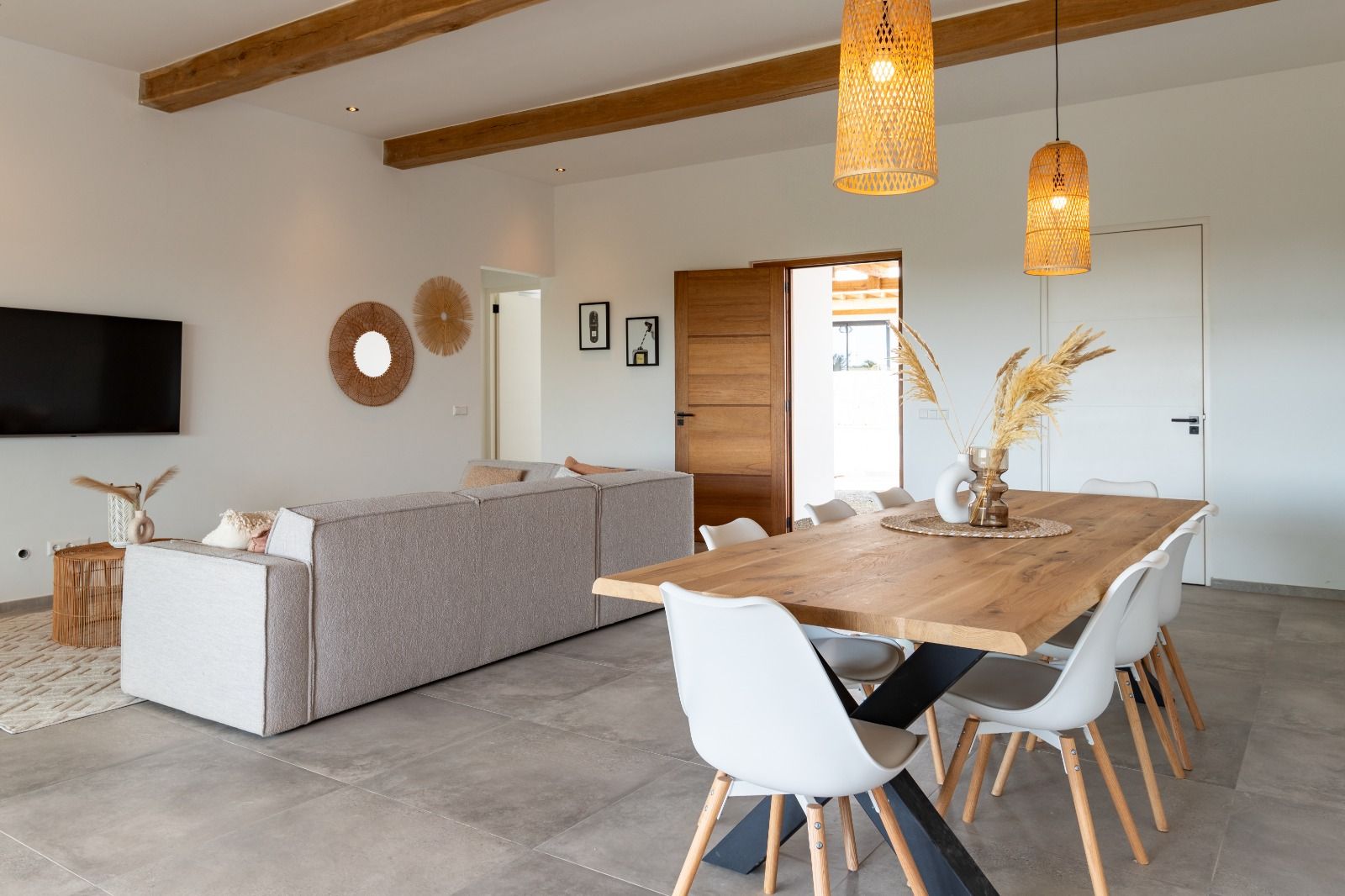 Open woon- en eetruimte met natuurlijke tinten