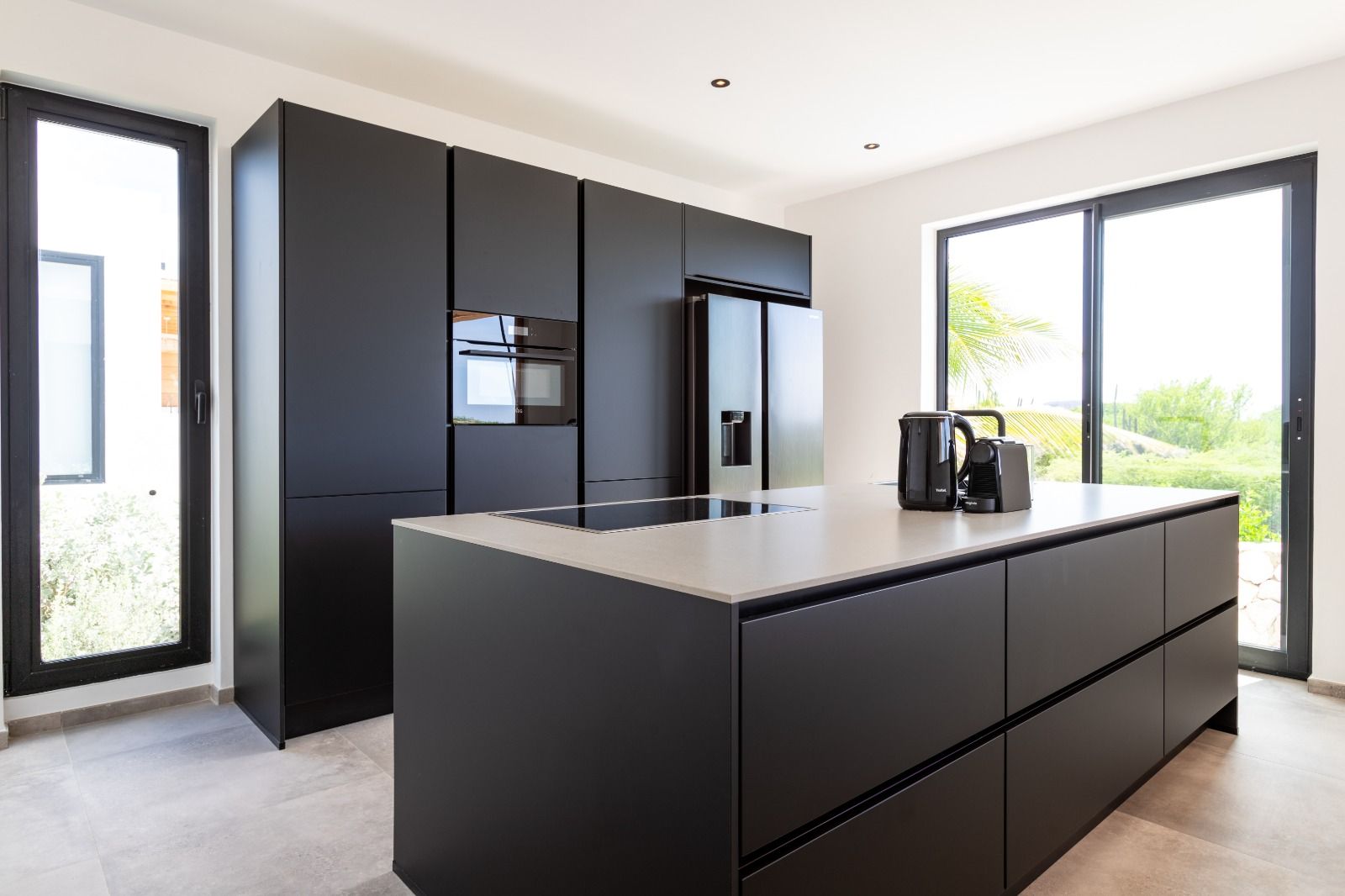 Luxe open keuken met zwart kookeiland