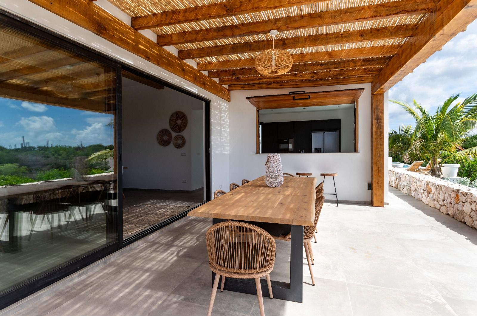 Overdekt pergola-terras met eettafel