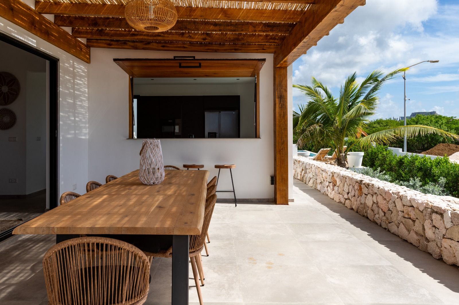 Pergola-terras met houten eettafel