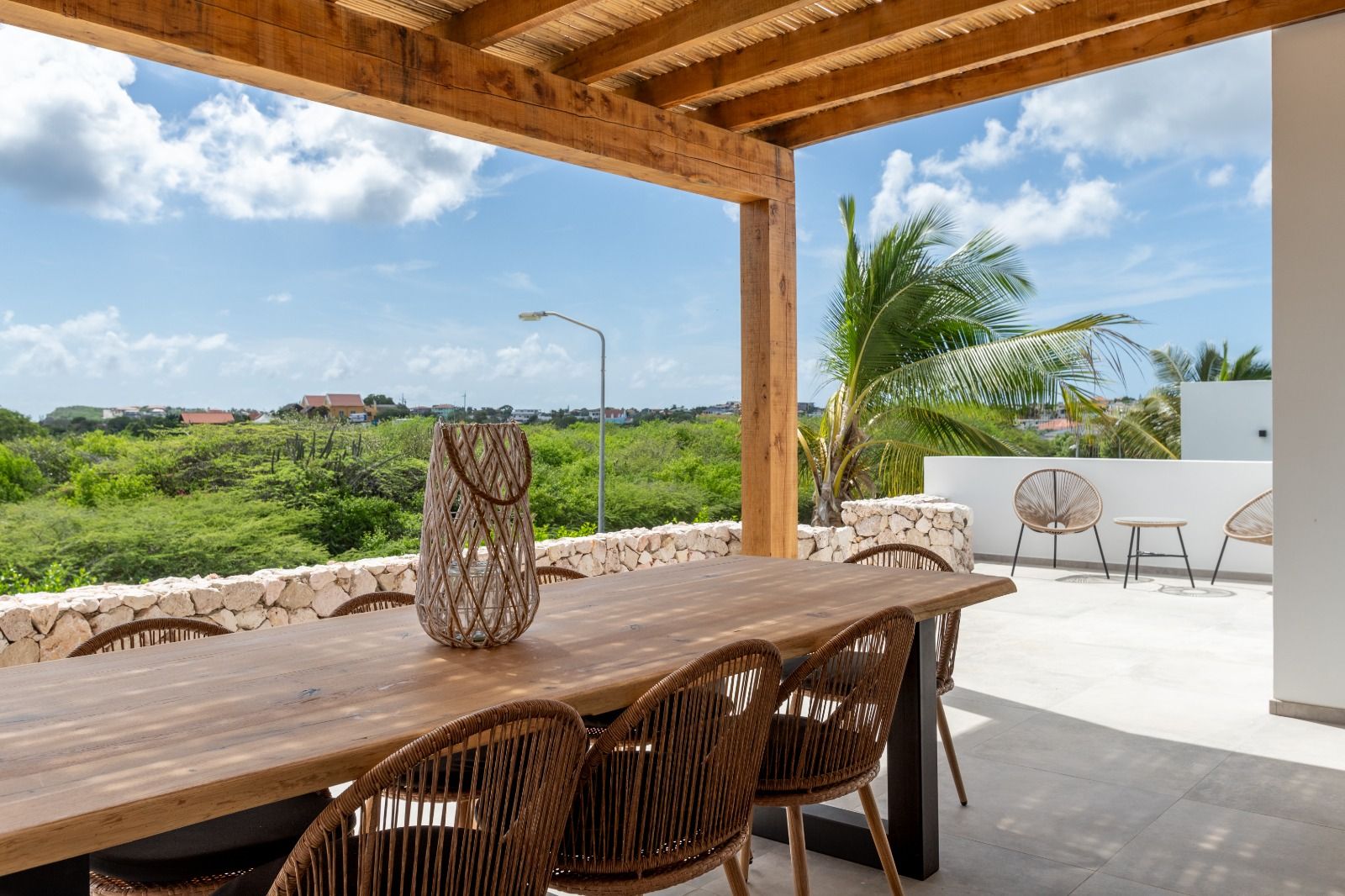 Pergola-terras met uitzicht over het eiland