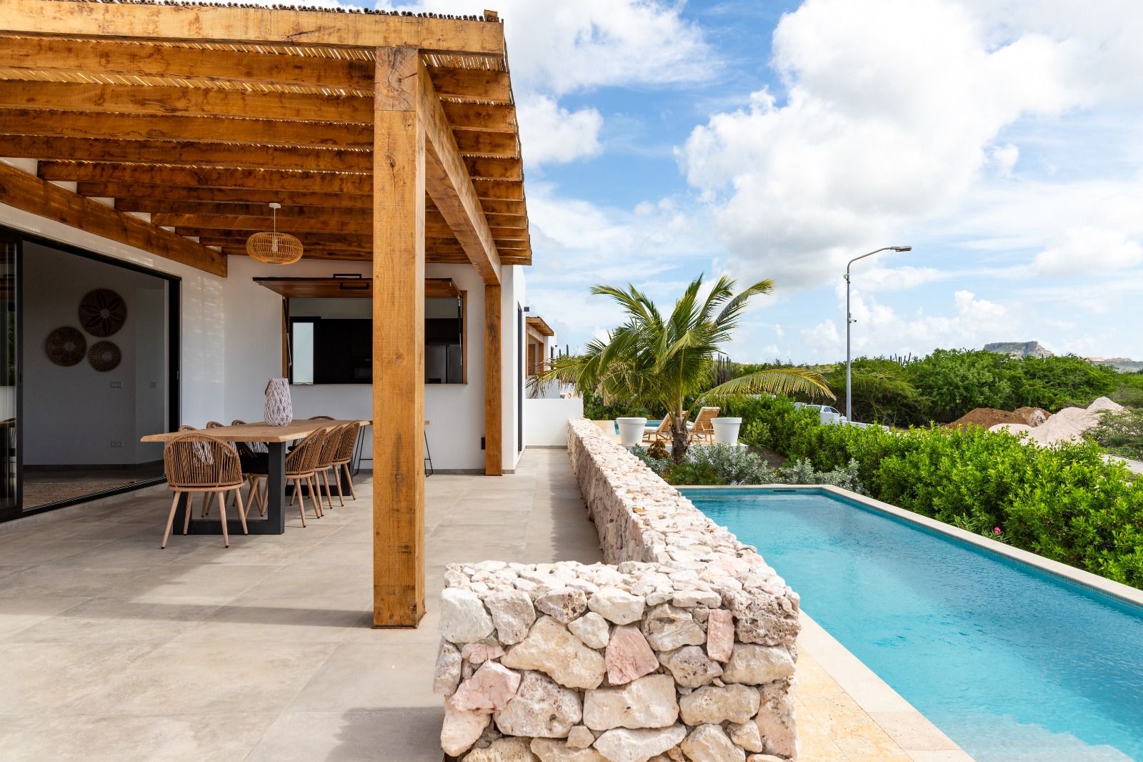 Pergola-terras met uitzicht op het zwembad