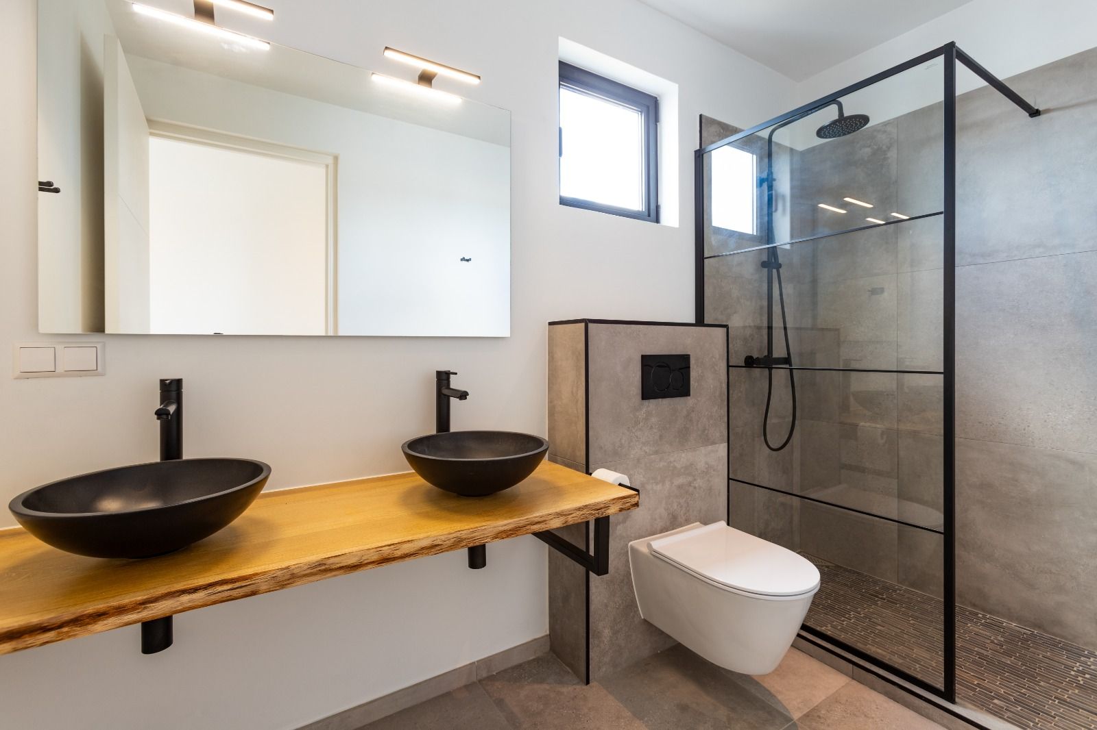 Badkamer met inloopdouche en dubbele wastafel