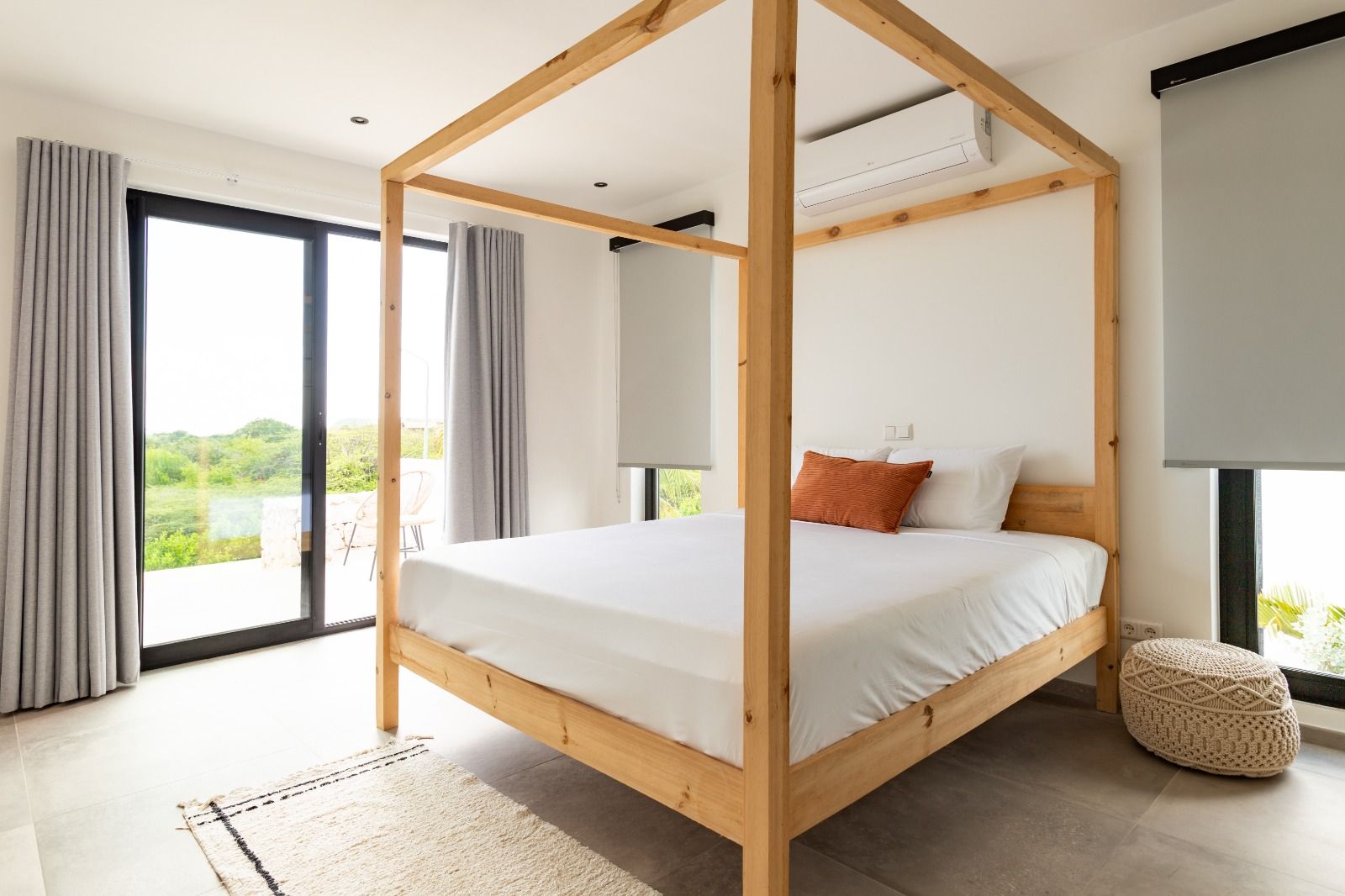 Slaapkamer met hemelbed en terracotta accenten